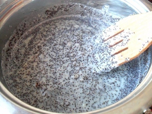 Бисквитный рулет с маком и изюмом Бисквитный рулет с маком и изюмом