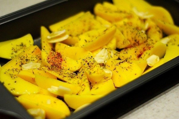 Курица, маринованная в кефире, запечённая с картофелем с травами и чесноком Курица, маринованная в кефире, запечённая с картофелем с травами и чесноком