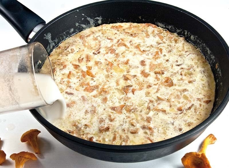 Лисичковый жульен в кабачке Лисичковый жульен в кабачке