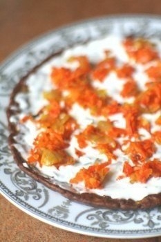 Печеночный торт со сметанным соусом Печеночный торт со сметанным соусом