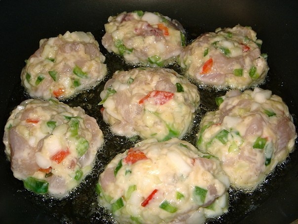Рецепт очень вкусных и полезных котлет из куриного мяса с овощами и сыром. Рецепт очень вкусных и полезных котлет из куриного мяса с овощами и сыром.