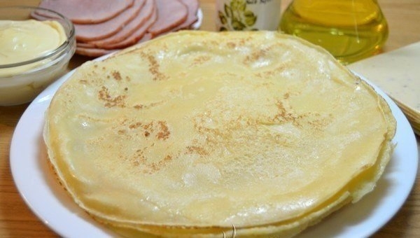 Блинные рулетики с начинкой из ветчины и сыра. Блинные рулетики с начинкой из ветчины и сыра.