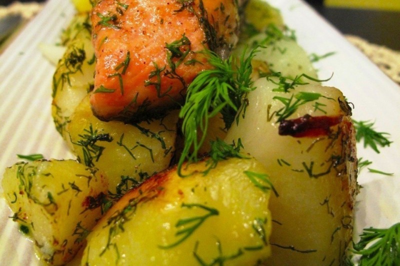 Семга запеченная с укропом и картофелем Семга запеченная с укропом и картофелем