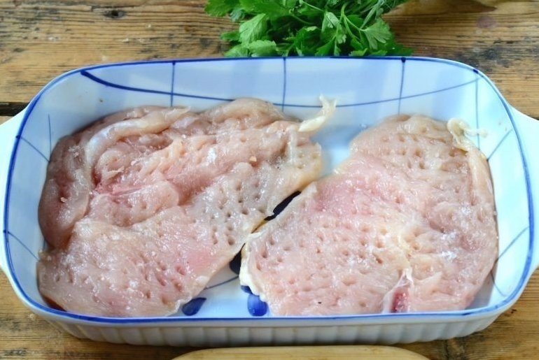 Куриная грудка в шубке под сыром Куриная грудка в шубке под сыром