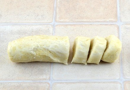 Нежное куриное мясо в хрустящем слоеном тесте Нежное куриное мясо в хрустящем слоеном тесте