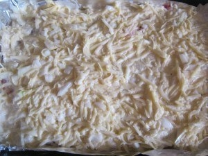 Курица запеченная под тертым картофелем Курица запеченная под тертым картофелем