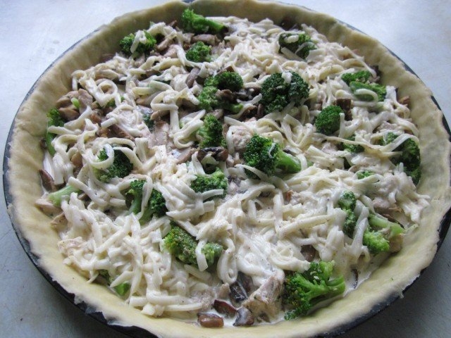 Лоранский пирог с курицей, грибами и брокколи Лоранский пирог с курицей, грибами и брокколи