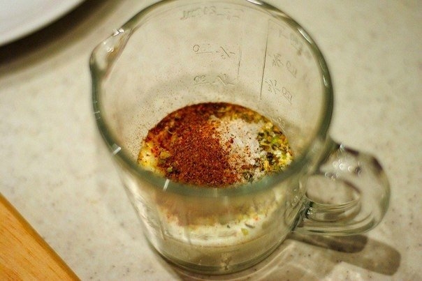 Курица, маринованная в кефире, запечённая с картофелем с травами и чесноком Курица, маринованная в кефире, запечённая с картофелем с травами и чесноком