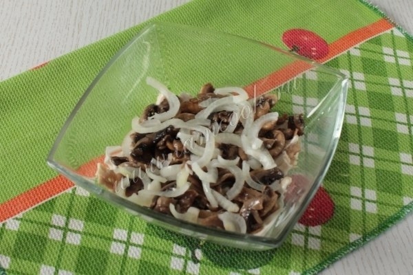 Салат с ананасами, курицей и грибами Салат с ананасами, курицей и грибами