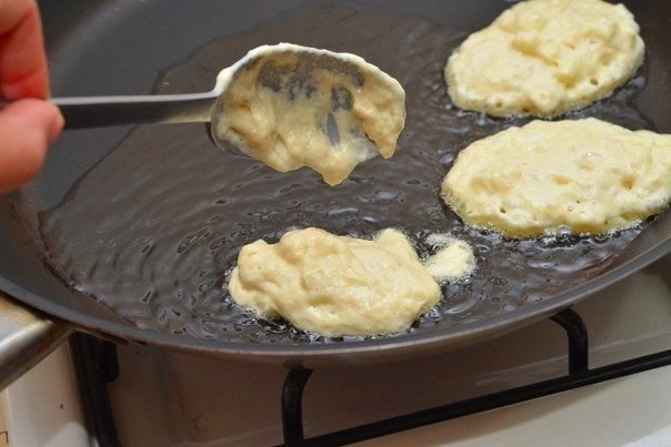 Дрожжевые оладьи с яблоками Дрожжевые оладьи с яблоками