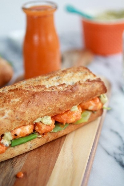 Сэндвич-гриль с креветками и острым соусом для пикника
