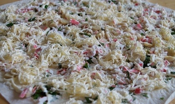 Рулет из лаваша с крабовыми палочками и маринованными грибами Рулет из лаваша с крабовыми палочками и маринованными грибами
