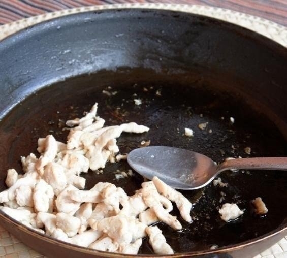 Салат с курицей, перцем и морковью Салат с курицей, перцем и морковью
