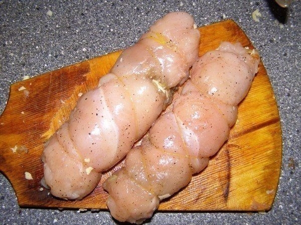 Куриные рулетики с грибами и сыром в сметанном соусе Куриные рулетики с грибами и сыром в сметанном соусе
