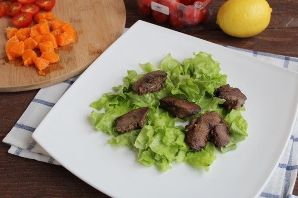Салат с куриной печенью и мандаринами Салат с куриной печенью и мандаринами