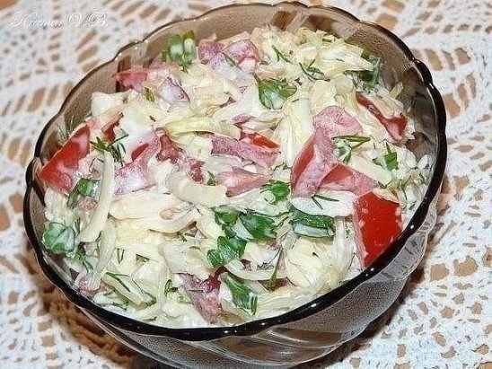 Салат капустный с помидорами и сыром