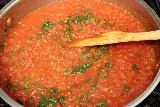 Кальцоне с ветчиной и сыром под соусом маринара Кальцоне с ветчиной и сыром под соусом маринара
