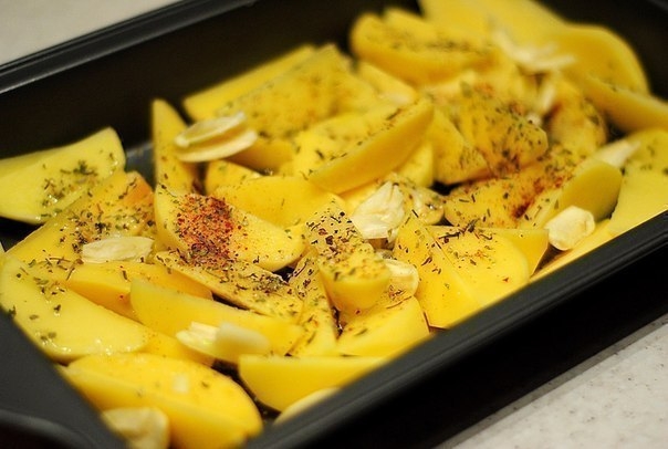 Курица маринованная в кефире, запечёная с картофелем с травами и чесноком Курица маринованная в кефире, запечёная с картофелем с травами и чесноком