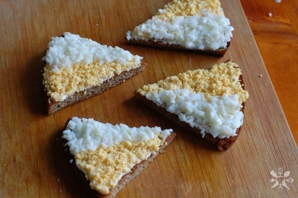 Чесночные гренки с яйцом и шпротами Чесночные гренки с яйцом и шпротами