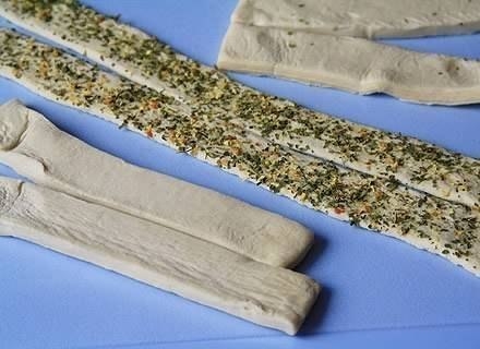 Завитушки с крабовыми палочками и сыром Завитушки с крабовыми палочками и сыром