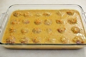 Тефтели с рисом и сливочной подливкой в духовке Тефтели с рисом и сливочной подливкой в духовке