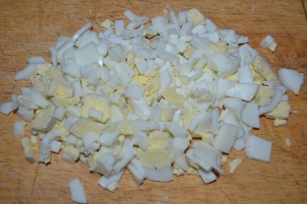 Картофель, фаршированный копченой курицей и овощами под сыром