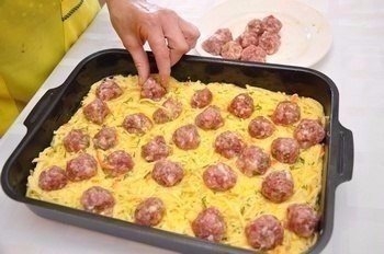 Картофельная запеканка с мясными шариками Картофельная запеканка с мясными шариками