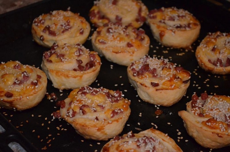Слойки с колбасой и сыром. Слойки с колбасой и сыром.