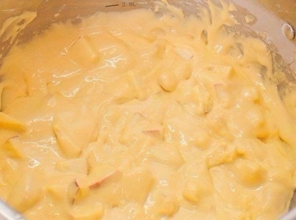 Пышная шарлотка с яблоками в мультиварке. Пышная шарлотка с яблоками в мультиварке.