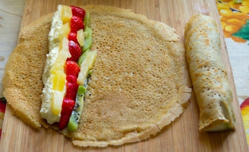 Вкусные и лёгкие сладкие роллы с творожно-фруктовой начинкой Вкусные и лёгкие сладкие роллы с творожно-фруктовой начинкой