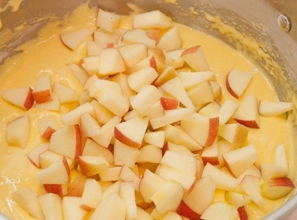 Пышная шарлотка с яблоками в мультиварке. Пышная шарлотка с яблоками в мультиварке.
