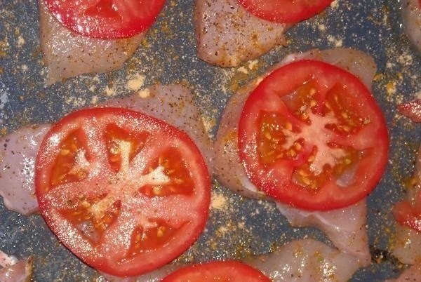 Куриное филе под сыром с помидорами Куриное филе под сыром с помидорами