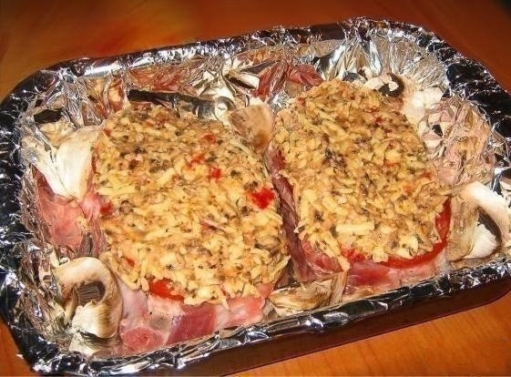 Острая свинина с сыром и грибами в духовке Острая свинина с сыром и грибами в духовке