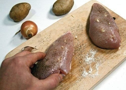 Куриные грудки, запеченные в сливках под сыром Куриные грудки, запеченные в сливках под сыром