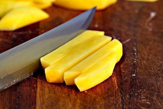 Ароматный картофель фри, запеченный в духовке Ароматный картофель фри, запеченный в духовке