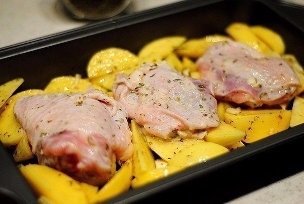 Курица маринованная в кефире, запечёная с картофелем с травами и чесноком. Курица маринованная в кефире, запечёная с картофелем с травами и чесноком.