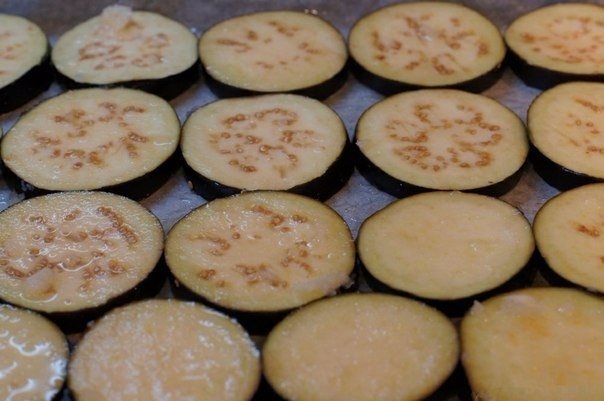 Баклажаны кружочками в духовке с сыром и помидорами.
