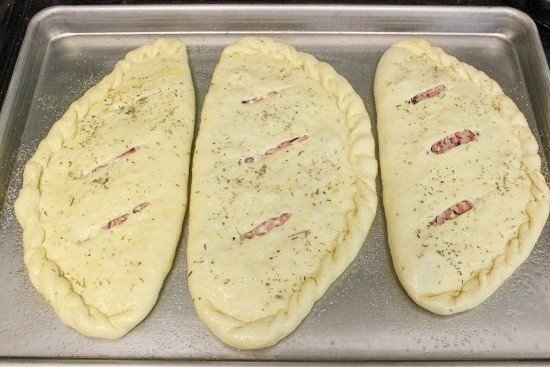 Кальцоне с ветчиной и сыром под соусом маринара Кальцоне с ветчиной и сыром под соусом маринара