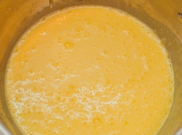 Пышная шарлотка с яблоками в мультиварке. Пышная шарлотка с яблоками в мультиварке.