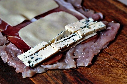 Куриный рулет с начинкой из сыра, бекона и перчика Куриный рулет с начинкой из сыра, бекона и перчика