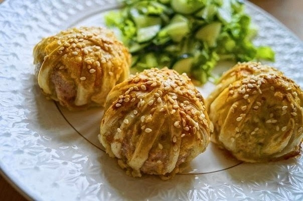 Слоеные клубочки с мясным фаршем под сыром Слоеные клубочки с мясным фаршем под сыром