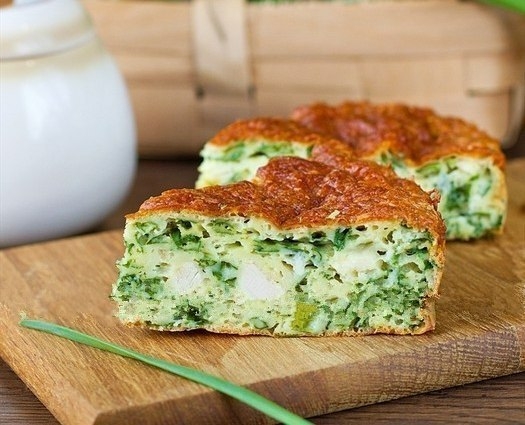 Безумно вкусно-нежный пирог с зеленым луком, курицей и сырной корочкой.