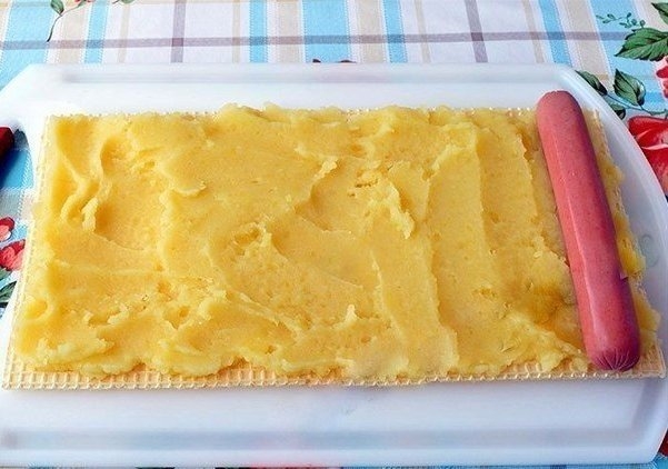 Сосиски с картофельным пюре в вафлях. Сосиски с картофельным пюре в вафлях.