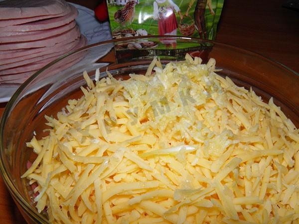 Ветчинные рулетики с сыром. Ветчинные рулетики с сыром.