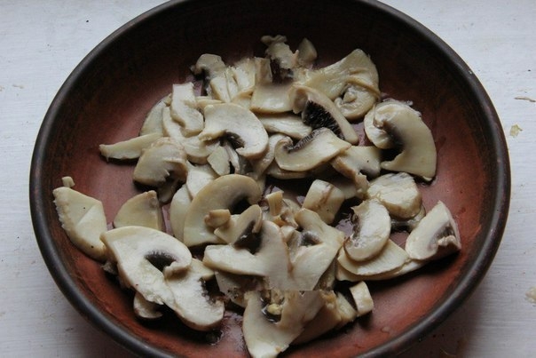 Куриная грудка в соусе с грибами