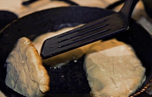 Потрясающе вкусные пирожки-лепешки с картошкой и сыром
