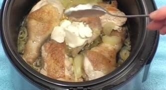 Курица в мультиварке в сметанном соусе Курица в мультиварке в сметанном соусе