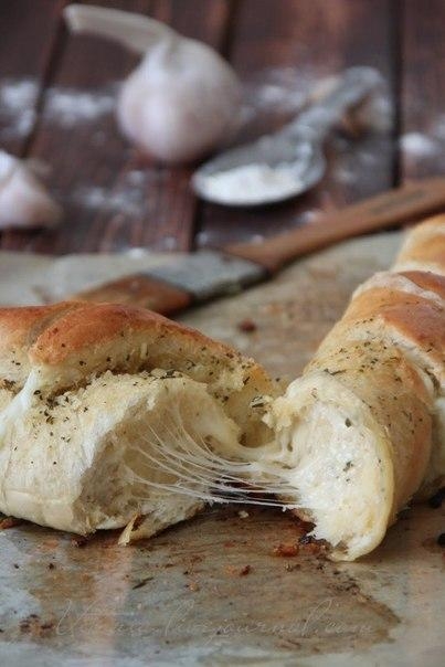 Багет с сыром и чесноком Багет с сыром и чесноком