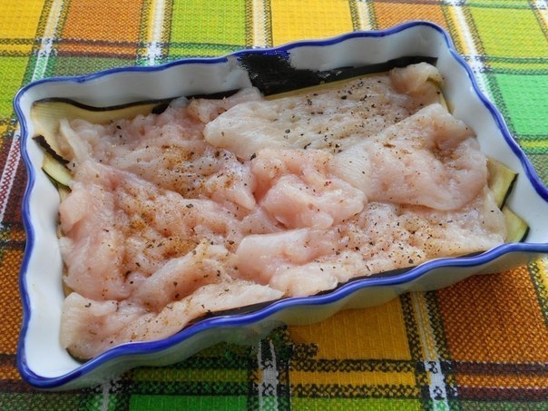 Куриное филе с баклажанами и помидорами в духовке. Куриное филе с баклажанами и помидорами в духовке.