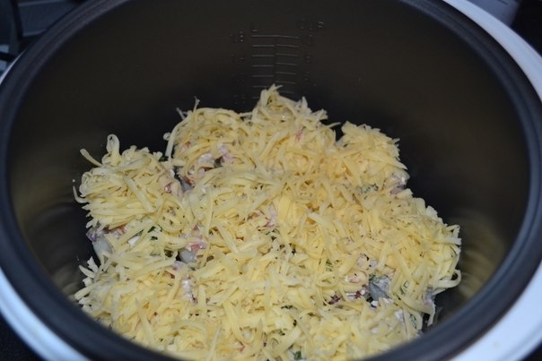 Картофель, фаршированный копченой курицей и овощами под сыром Картофель, фаршированный копченой курицей и овощами под сыром